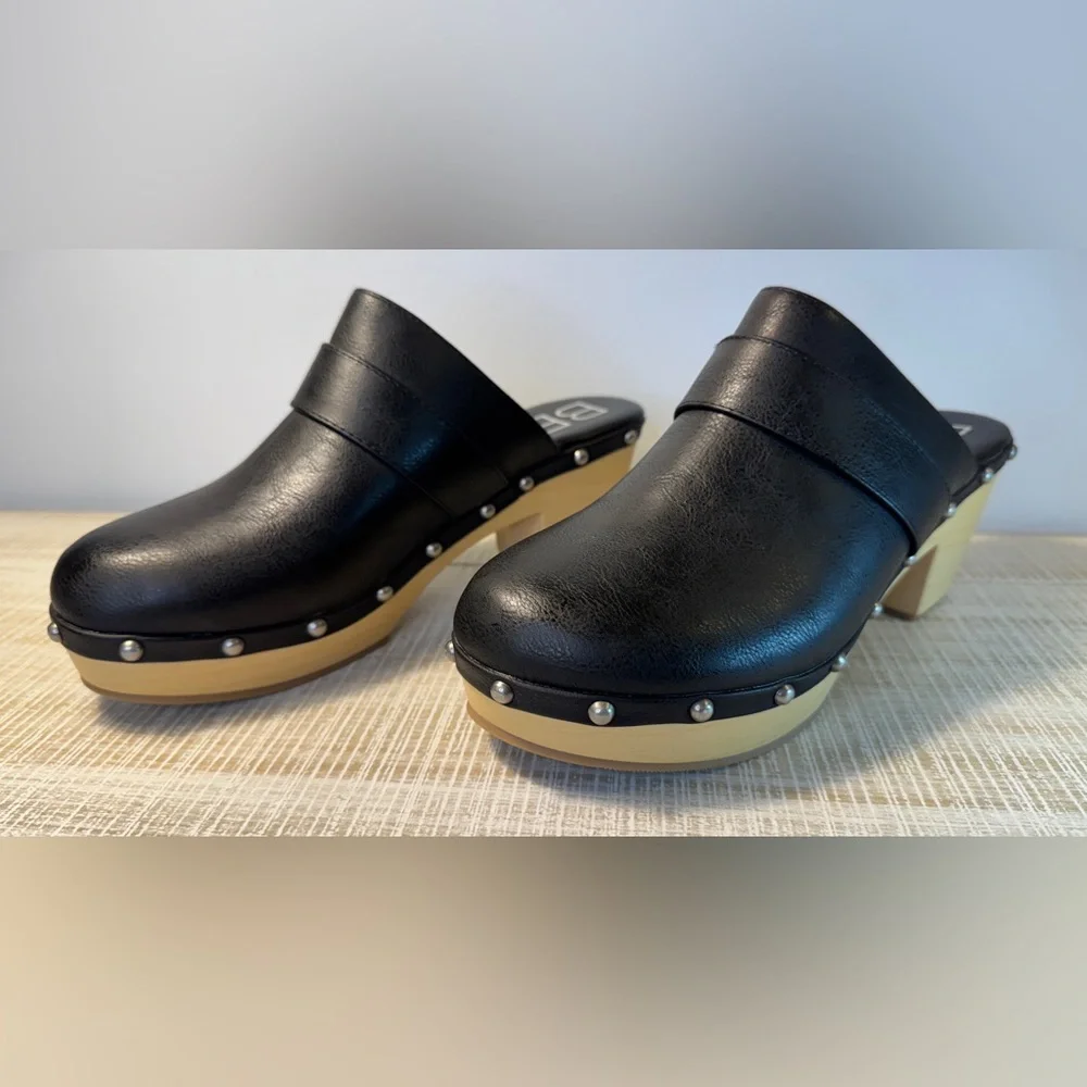 Beach by Matisse Black Clogs with Silver Studs Tan Bottom Size 9 - Picture 8 of 13